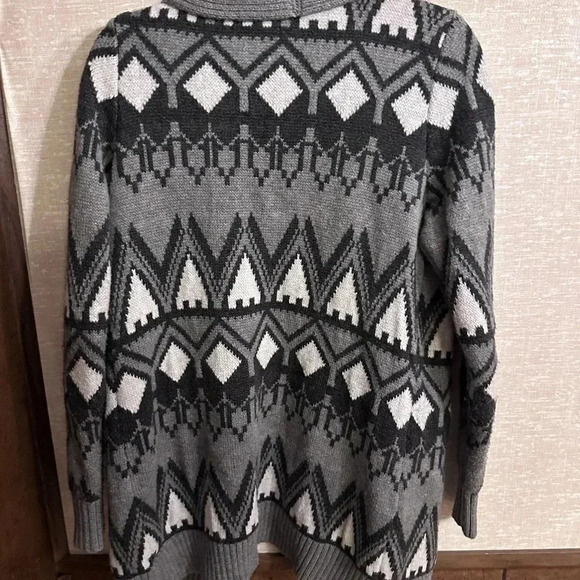 Long Knit Grey Patterned Cardigan Sweater Size Medium - Picture 6 of 8